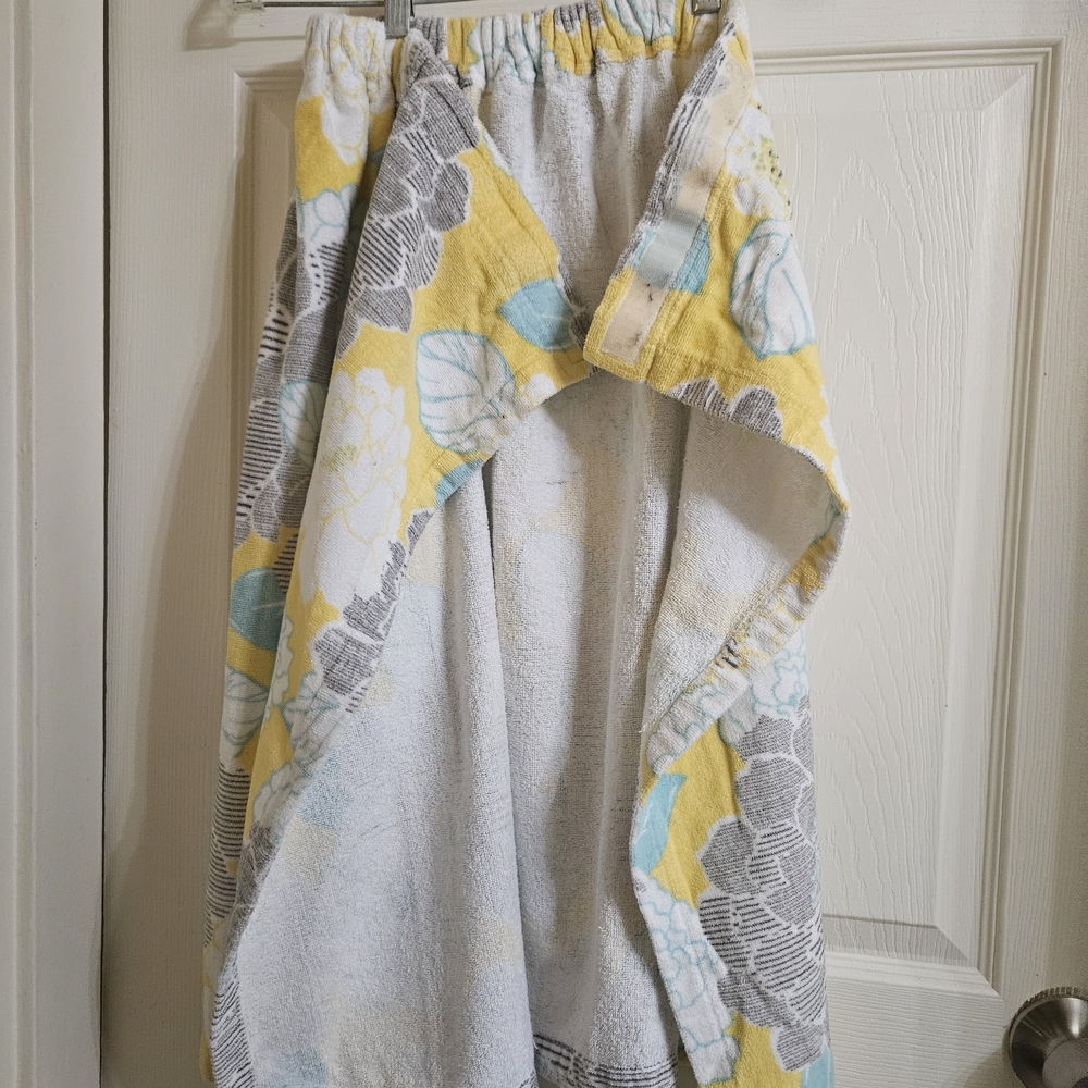 Room Essentials Yellow and Gray Floral Robe - Picture 3 of 5